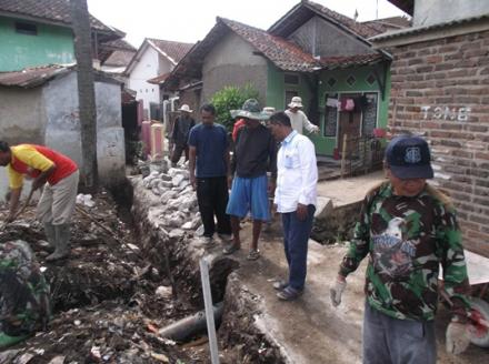 Album : Bpk Kades Sukamantri memonitoring Pelaksanaan Pemb