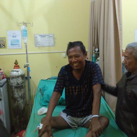 Album : PEJABAT SEDANG MENJENGUK ANGGOTA BPD DESA SUKAMANT